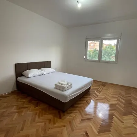 Entire Spacious Apartment With Free Parking Podgorica Exterior photo