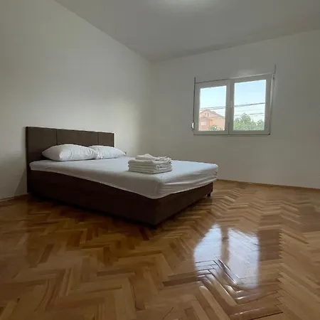 Entire Spacious Apartment With Free Parking Podgorica Exterior photo