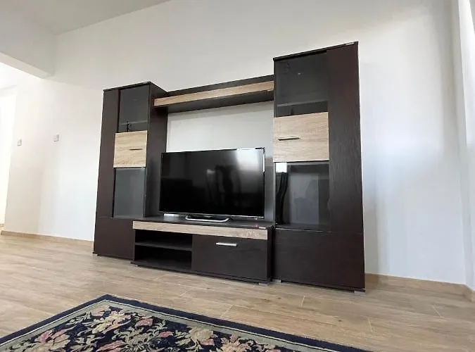Entire Spacious Apartment With Free Parking
